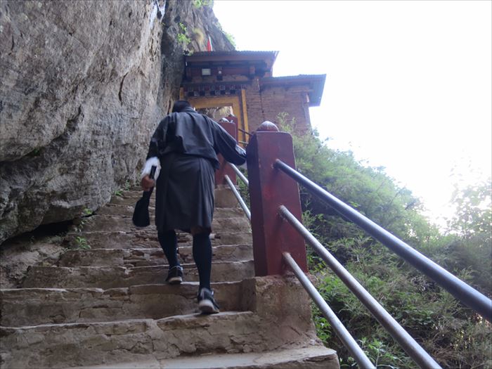階段を登って僧院へ