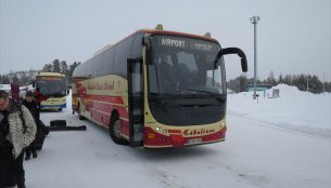 リエコンリンナからサーリセルカの空港へ向かうバス