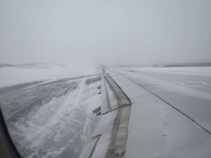 冬のイヴァロ空港から離陸
