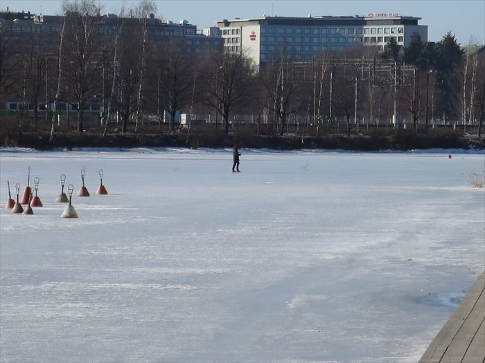 凍った海の上を歩く人