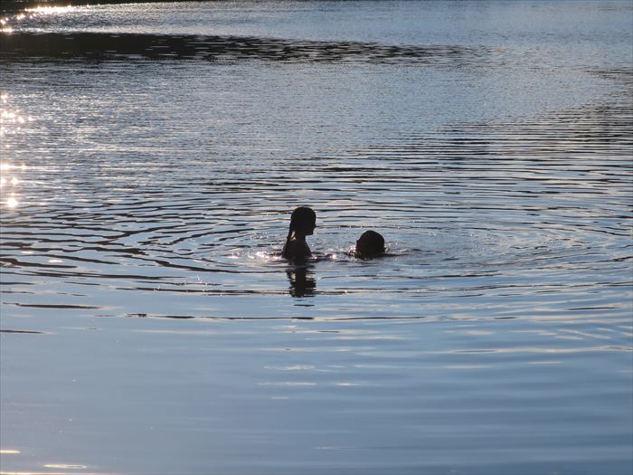 湖で泳ぐ子供たち