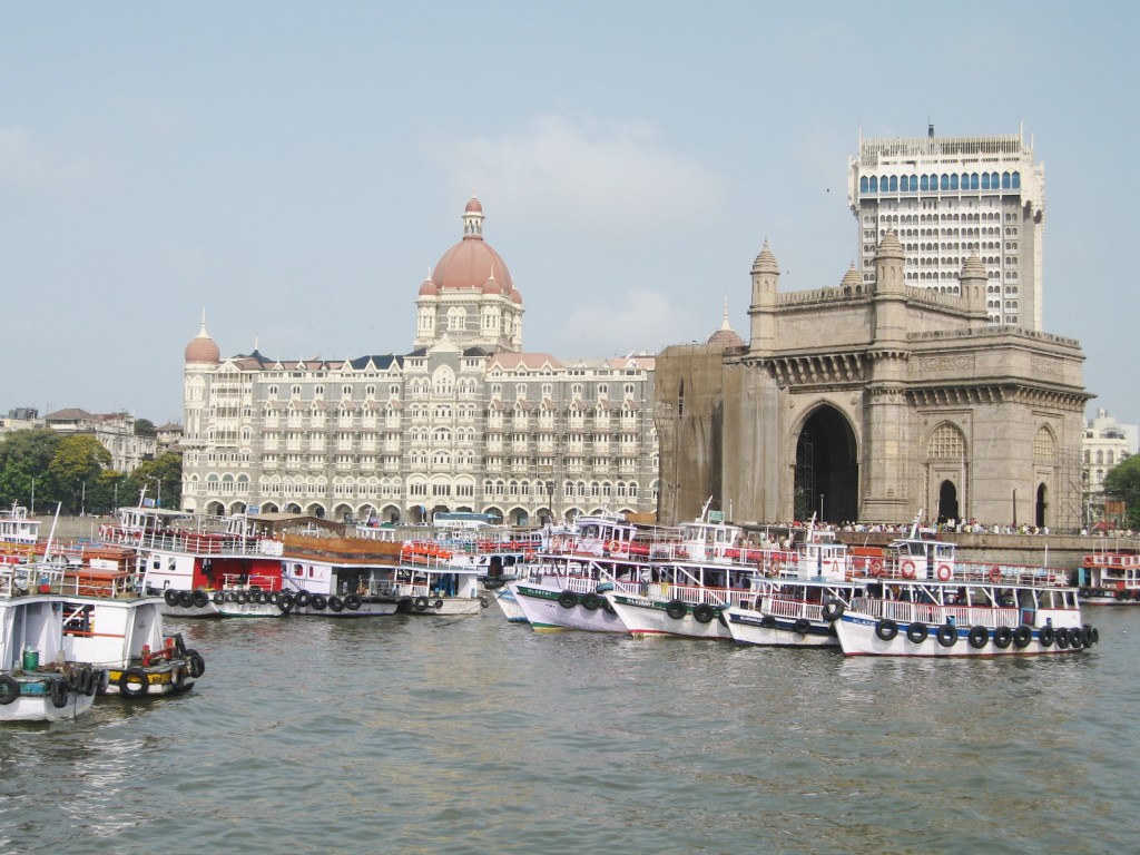 ムンバイのタージマハルホテルとインド門