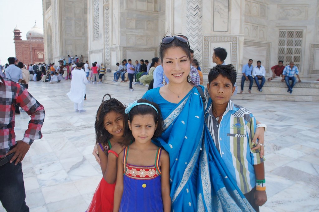 インドの子供たちと一緒に記念撮影
