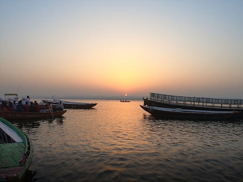 早朝のガンジス川でボートを漕ぎながら日の出鑑賞 初めてのインド旅行記 第８弾 バラナシ いい旅インド オーダーメイドであなただけのインド旅行を