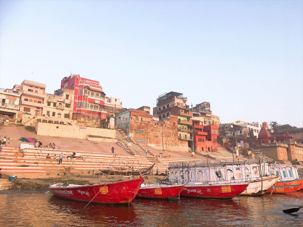 早朝のガンジス川でボートを漕ぎながら日の出鑑賞 初めてのインド旅行記 第８弾 バラナシ いい旅インド オーダーメイドであなただけのインド旅行を