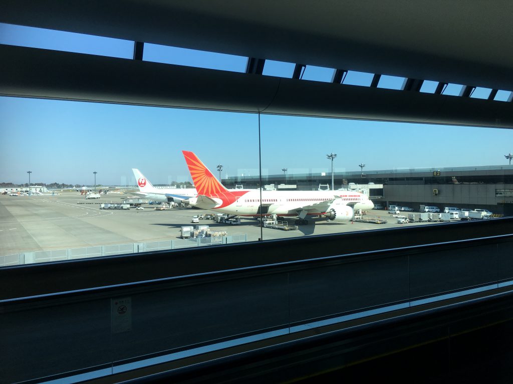 成田空港の出発ターミナルから見たエアインディアの機体