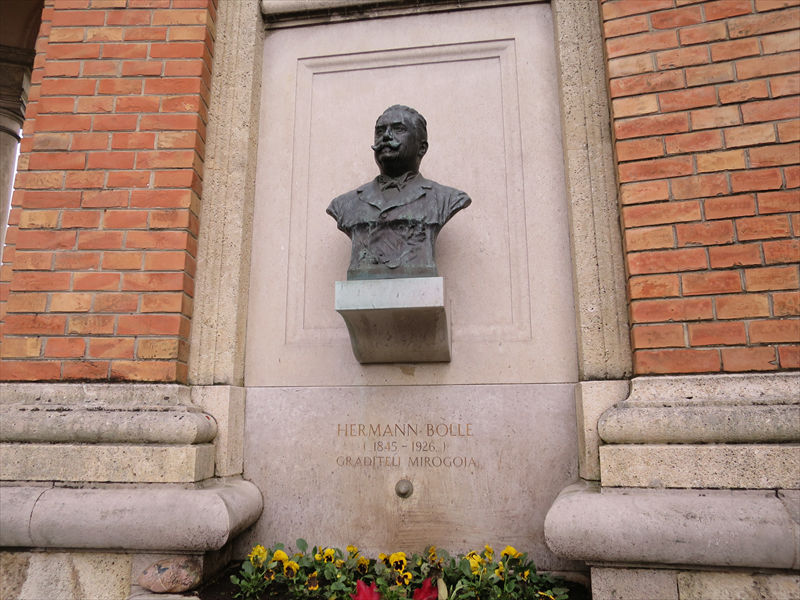 ヘルマン・ボレーの像