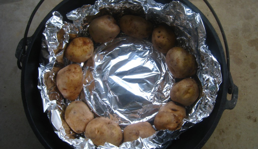 ジャガイモをダッチオーブンに並べたところ