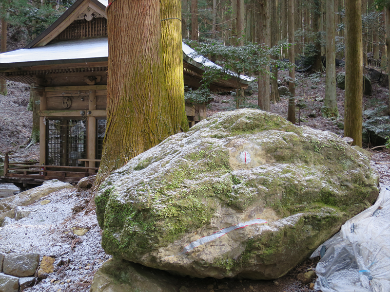 穴森神社の蛇岩