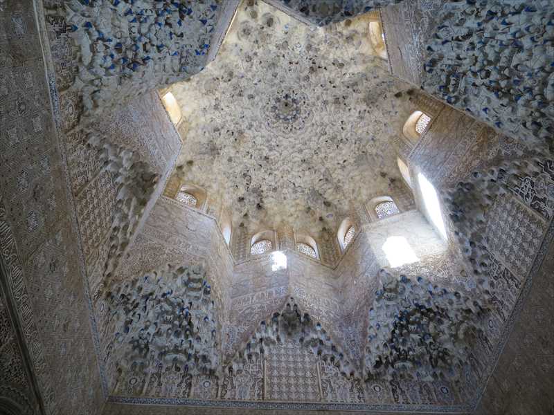 イスラム建築の精緻な装飾
