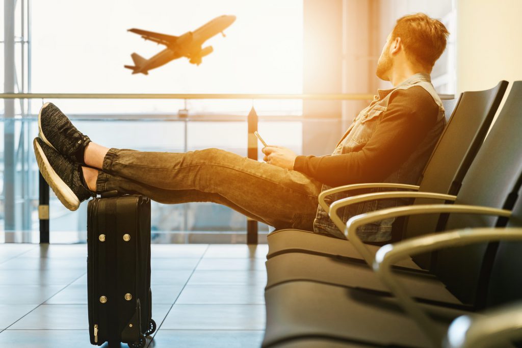 飛行機内で快適に過ごすために搭乗前にできることとは?