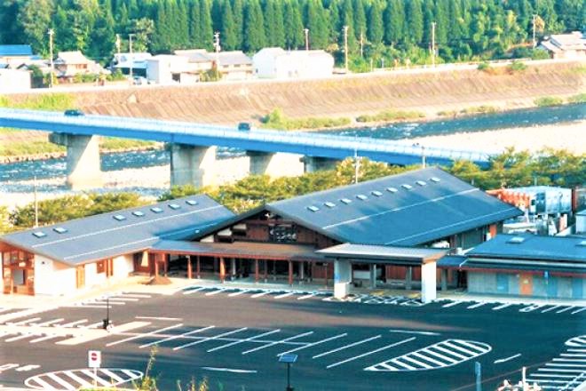道の駅「美濃にわか茶屋」