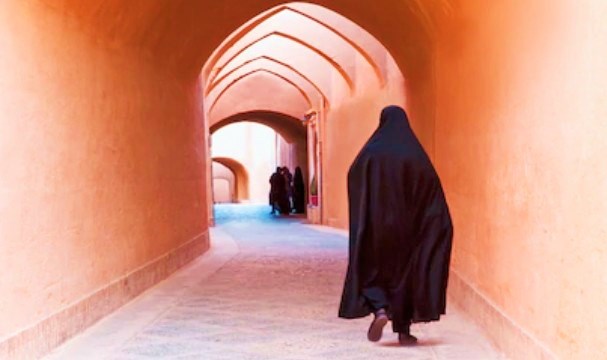 イランの町並みとチャドル(アバヤ)の女性