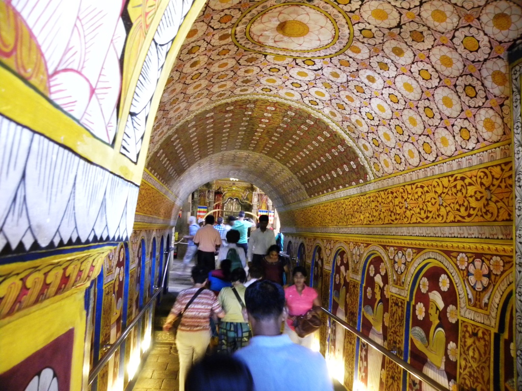 美しい装飾がなされた、仏歯寺の内部