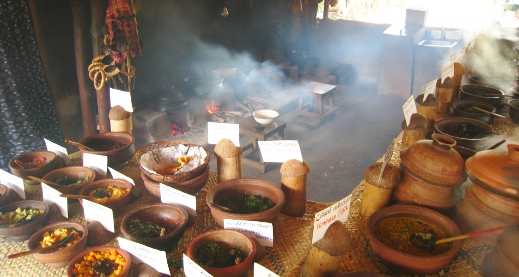 ヌガ・ガマの様子　薪の竈でつくられた料理が並ぶ