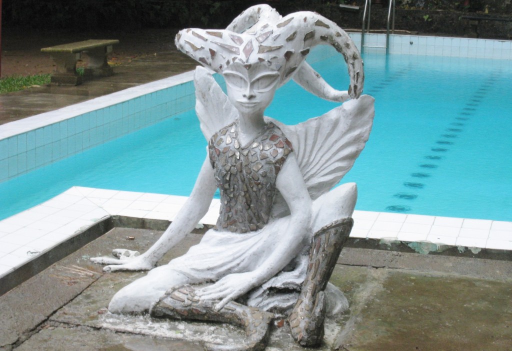 ヘルガズフォリー　プールの像