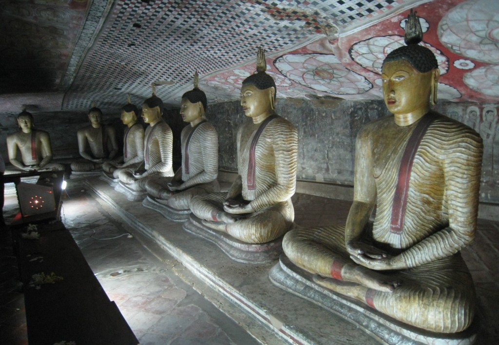ダンブッラ石窟寺院の仏像