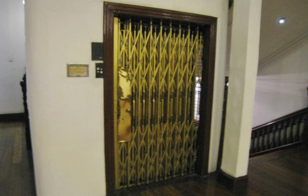 クイーンズホテルのエレベーター