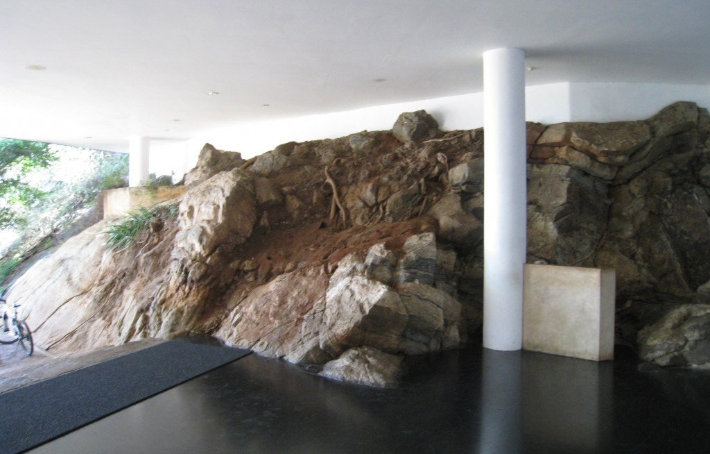 ヘリタンス・カンダラマ　ロビーにある岩