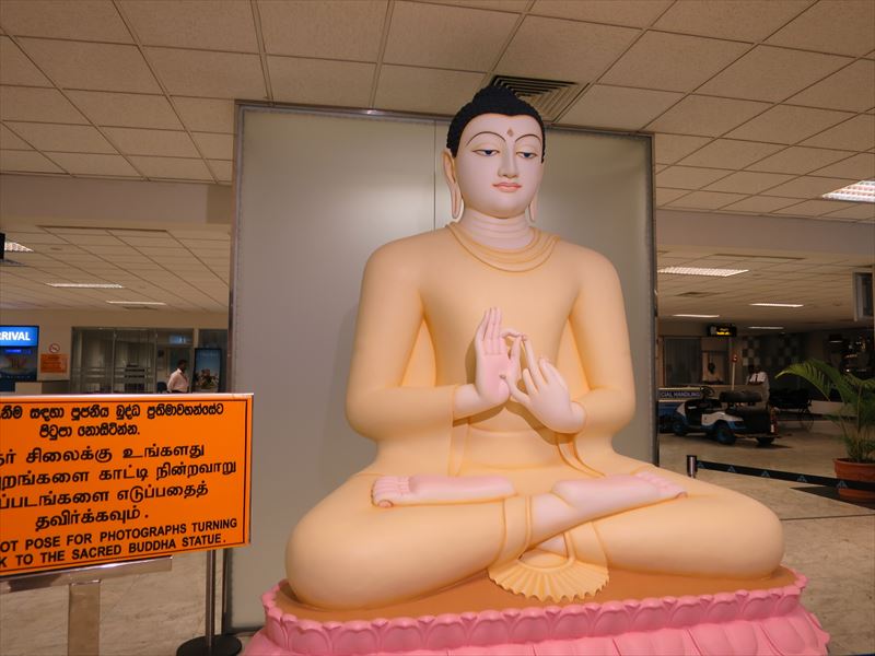空港にある仏陀の像