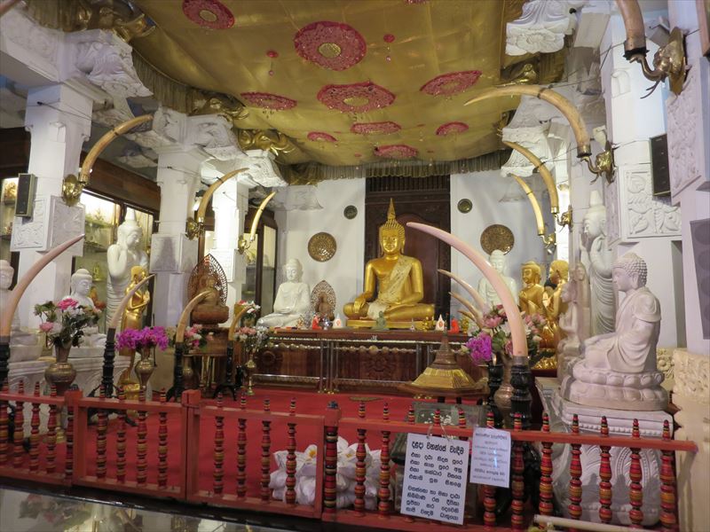 仏歯寺内の仏像