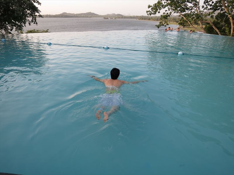カンダラマのプールを泳ぐ