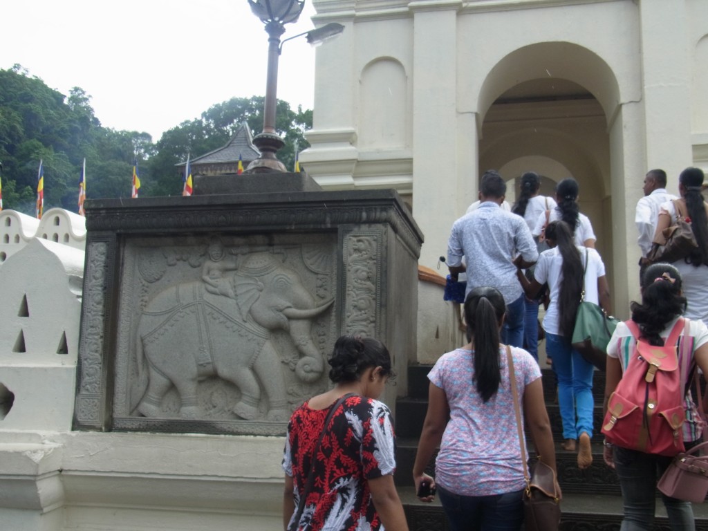 キャンディ仏歯寺のプージャ 礼拝 は敬虔なスリランカ人と観光客で大渋滞 いい旅スリランカ